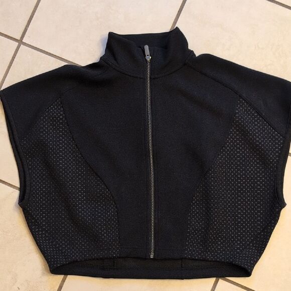 Lululemon RARE Embossed Panel Full Zip Crop Scuba Material Size S - Picture 2 of 9